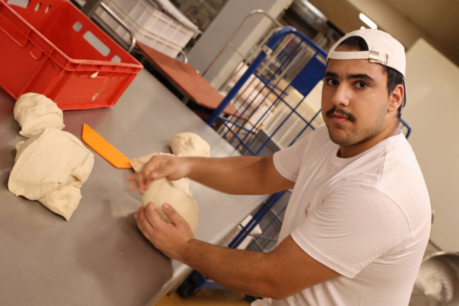Mehmet Kelhüesyinoglu formt ein Weißbrot - Traumberuf Bäcker 2025