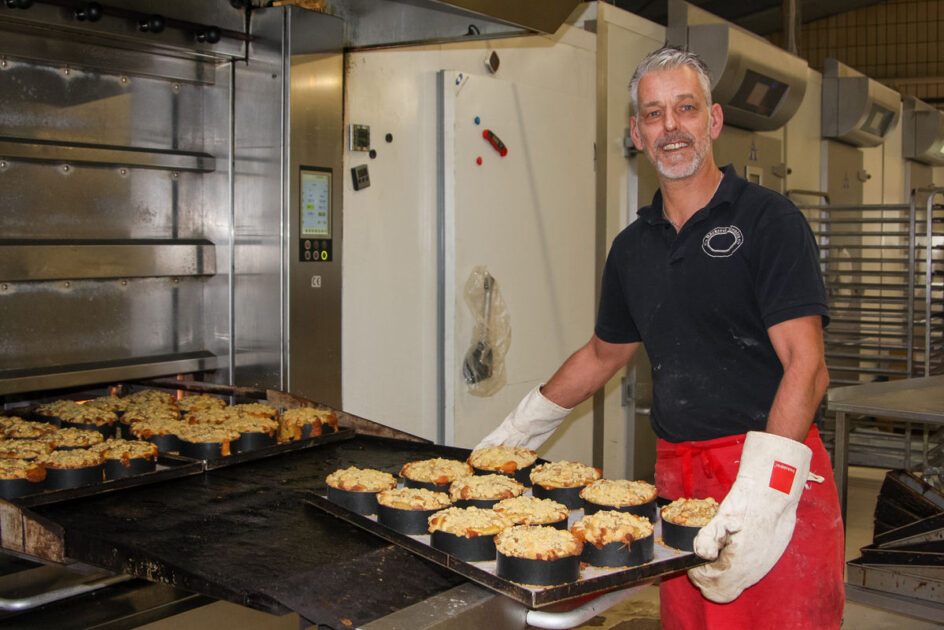 Bäckermeister Mark Süwolto hat gerade altdeutsche Apfelkuchen aus dem Ofen geholt - Traumberuf Bäcker 2025