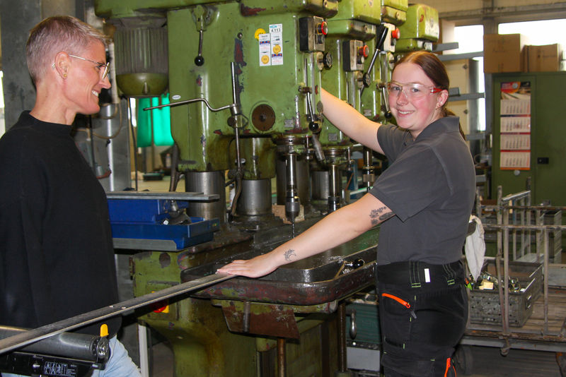 Kira Schmidtmann (l.) und Pascale Hainaut (r.) beim Bohren von Flacheisen - Traumberuf Metallbauer 2025