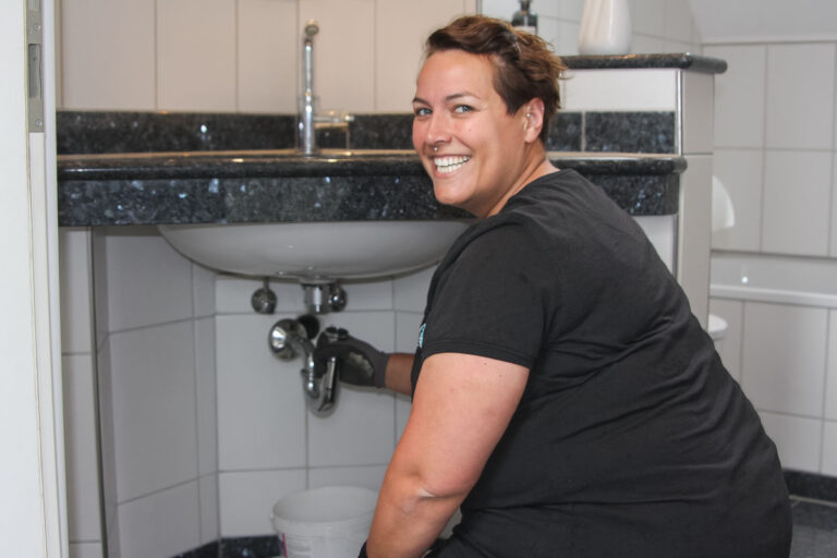 Lydia Henneböhl bei der Reparatur eines Siphons am Waschbecken im Bad - Traumberuf Sanitär 2025