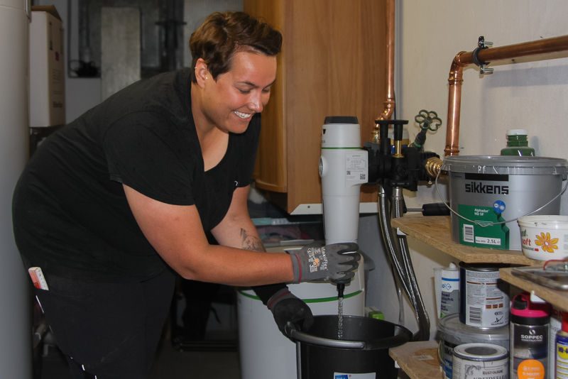 Lydia Henneböhl bei der Reparatur eines Siphons am Waschbecken im Bad - Traumberuf Sanitär 2025