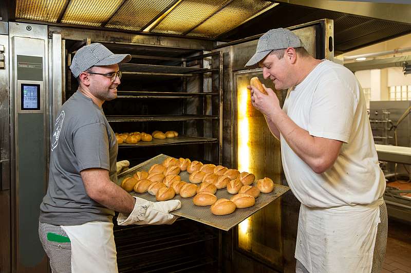 Ayoub Rabah und Bäckermeister Ron Pieper vor dem Backofen - Traumberufe Bäcker, Konditor und Fachverkäufer im Lebensmittelhandwerk 2023