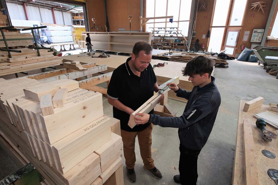 Für Louis Jung (rechts) ist die Ausbildung zum Zimmerer genau das Richtige: „Hier kann ich kreativ sein und gleichzeitig anpacken.“ Zimmerermeister Manuel Korte weiß das zu schätzen. (Foto: Markus Liesegang)