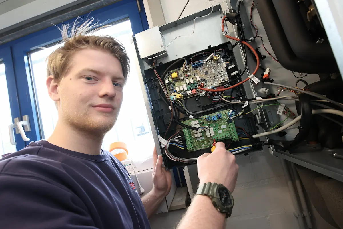 Der elektrische Anschluss moderner Wärmetauscher gehört zum Aufgabenbereich von Thure Nülens - Traumberufe 2026 Elektroniker