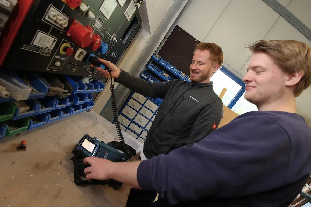 Mit moderner Messtechnik überprüfen Michel Wittenborg (links) und Thure Nülens die Verdrahtung - Traumberufe 2026 Elektroniker