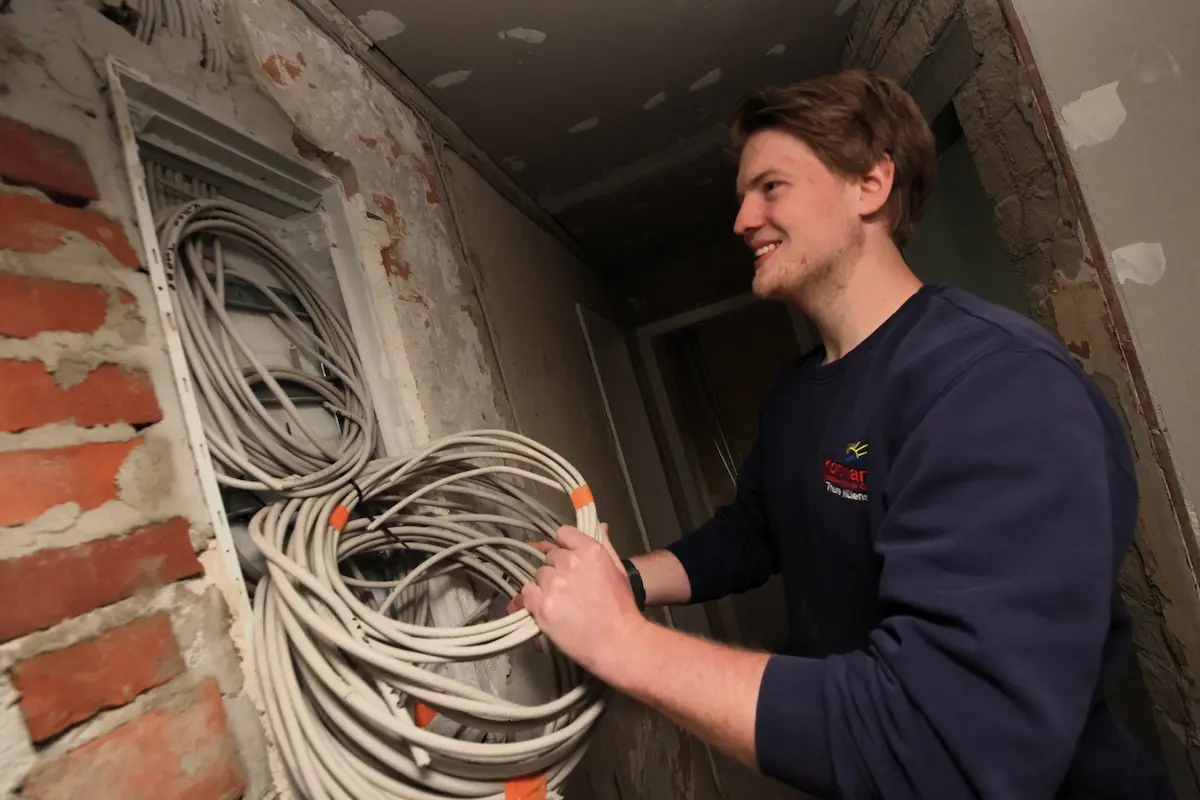 Thure Nülens organisiert die Kabelleitung - Traumberufe 2026 Elektroniker