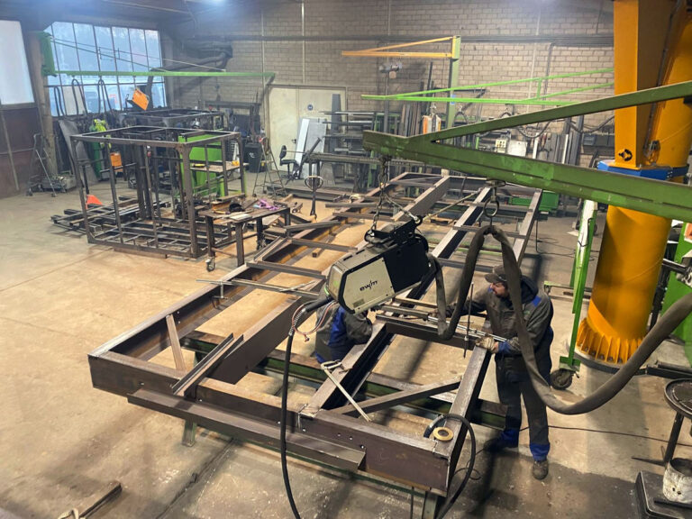 Werkstatt mit großen Stahlbauten - Traumberuf Metallbauer 2025