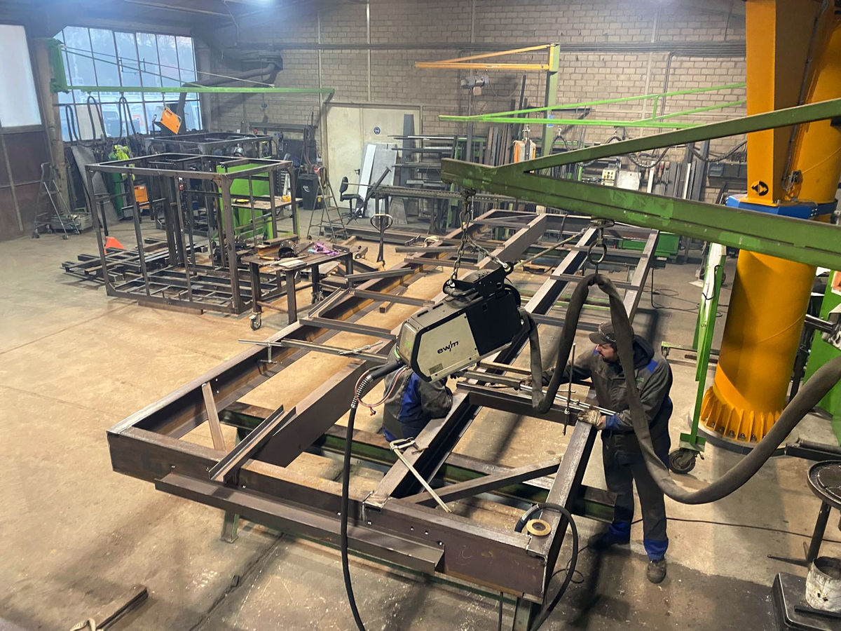 Werkstatt mit großen Stahlbauten - Traumberuf Metallbauer 2025