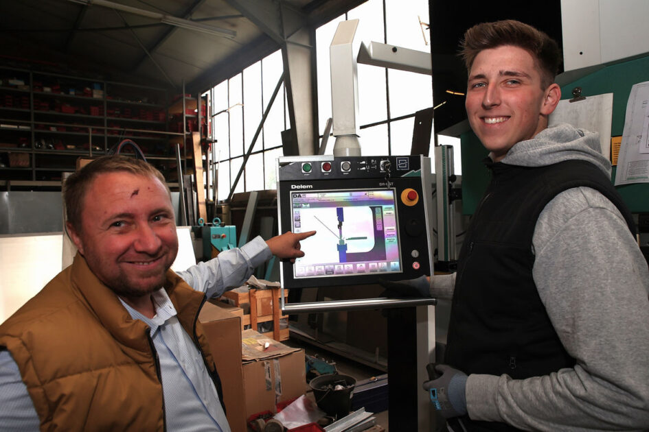 Hier programmiert Matthias Kottmann mit Azubi Fynn Börrnert die Abkantpresse - Traumberuf Metallbauer 2025