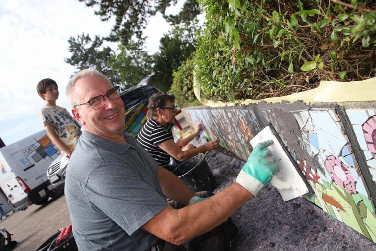 Heute mal ein Mosaik: Martin Kraski unterstützt seine Frau Alexandra bei einem Mauer-Mosaik am Freiherr-vom-Stein-Gymnasium. (Foto: Markus Liesegang)