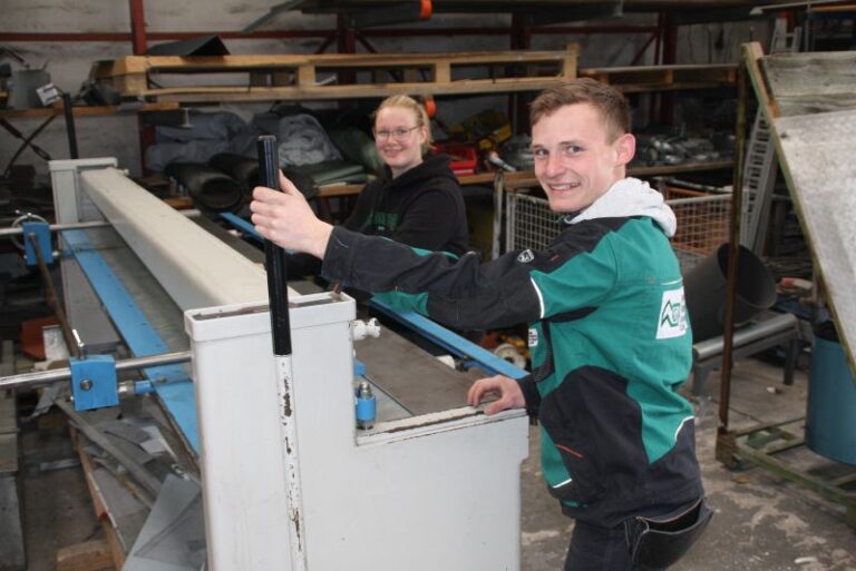 Malte Mackenbrock arbeitet mit der Auszubildenden Celine- Lisanne Fette im Team - Traumberufe Dachdecker 2023