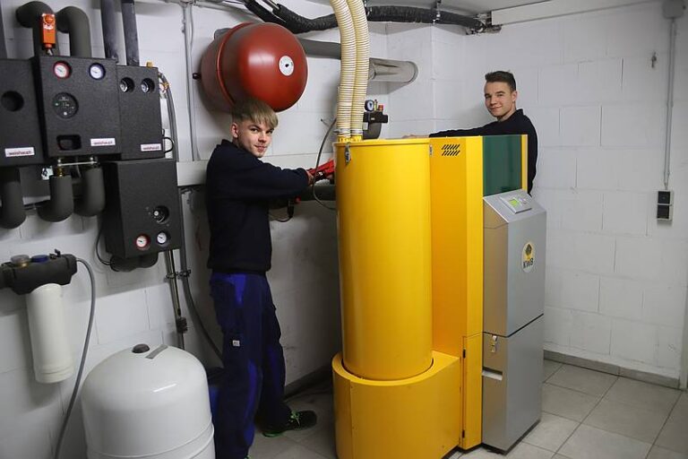 Gemeinsam mit den erfahrenen Monteuren sind die beiden Auszubildenden auf zahlreichen Baustellen im Raum Lippstadt im Einsatz - Traumberufe Anlagenmechaniker für SHK 2024