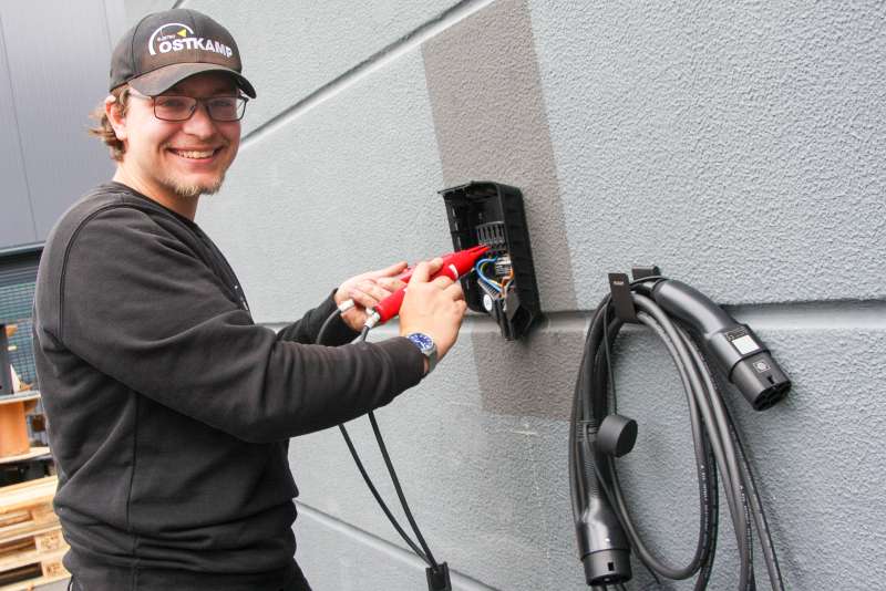 Jan Mierke an der Ladestation für E-Autos - Traumberufe Elektroniker und Informationselektroniker 2023