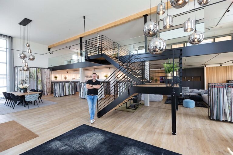In der neuen lichtdurchfluteten Ausstellung mit Showroom im Gewerbegebiet Wasserfuhr fühlt sich nicht nur Raumausstattermeister Michael Richter rundum wohl. (Foto: Gabi Bender)