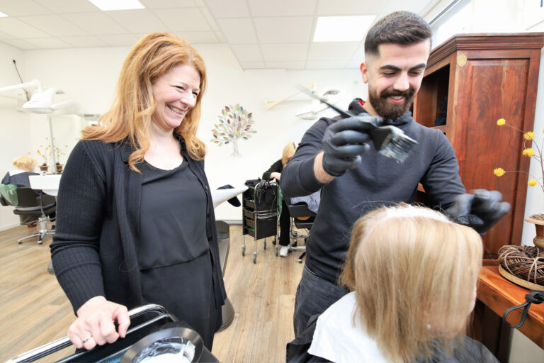 Stefanie Fix und ihren Auszubildenden Gulal Ismail eint, dass sie schon ihre Kindheit im familiären Friseursalon verbracht haben.