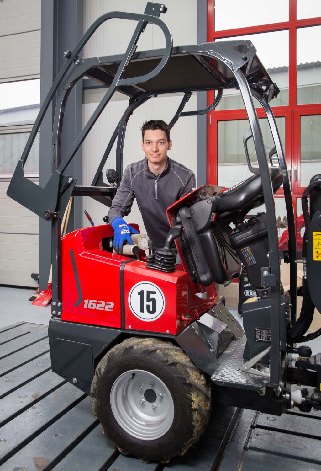 Dominik Schacht wartet den Hoflader - Traumberufe Land- und Baumaschinenmechatroniker 2023