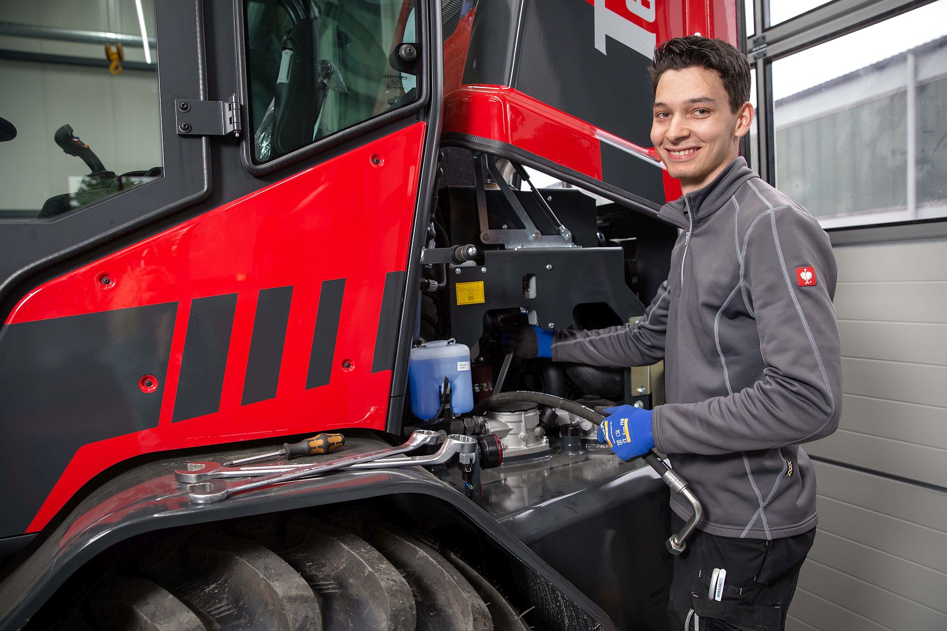 Dominik Schacht tauscht einen undichten Hydraulikschlauch aus - Traumberufe Land- und Baumaschinenmechatroniker 2023