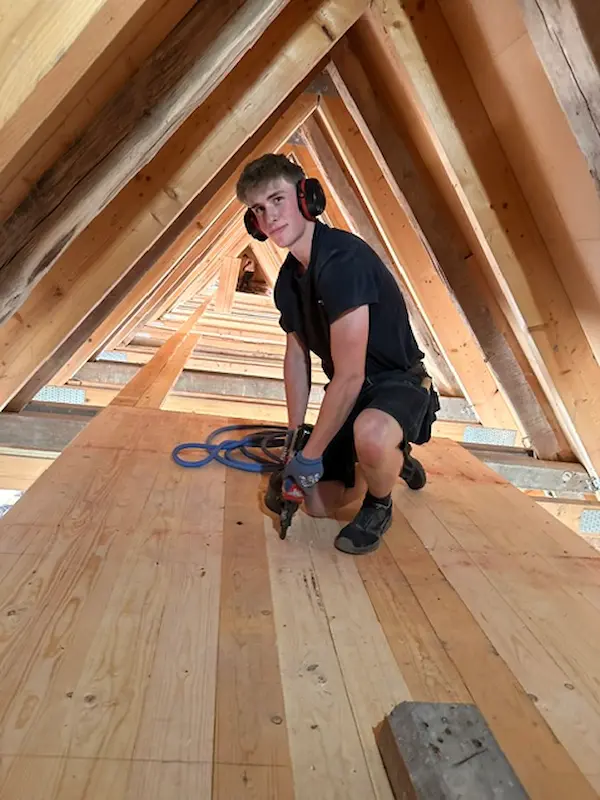 Thorben Stadermann im Unterdach eines alten Gebäudes. Traumberufe Zimmerer 2026