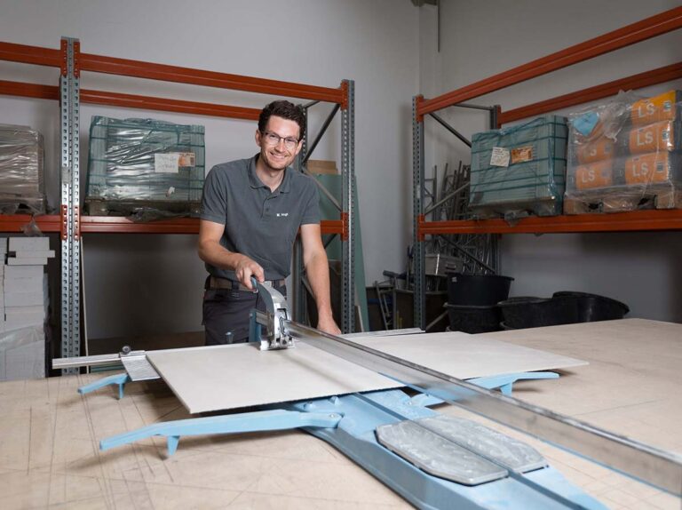 Marcel Vogt hat seine Ausbildung bei Christoph Schulte gemacht, ist seit drei Jahren Fliesenlegermeister und übernimmt seitdem auch leitende Tätigkeiten wie beispielsweise die Ausbildung des Nachwuchses. (Foto: Gabi Bender)