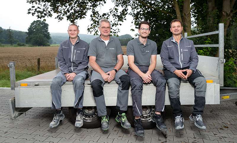 Die Mitarbeiter des Fliesenlegerfachbetriebs sitzen auf dem Anhänger - Traumberufe Fliesen-, Platten- und Mosaikleger 2023