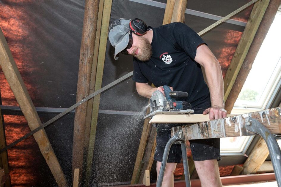Auch wenn in Fachwerkhäusern viel echte Handarbeit gefragt ist, kommen trotzdem moderne Maschinen zum Einsatz. Zimmerer Simon Manthey (Foto: Gabi Bender)
