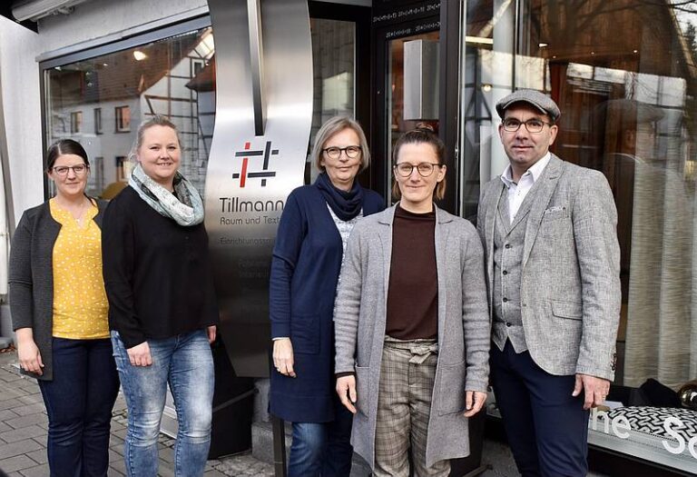 Raumausstatter Stephan Tillmann und sein Team. Foto: Jörg Beuning