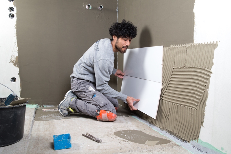 Wandfliesen in der Dusche - Ausbildung zum Fliesenleger 2025