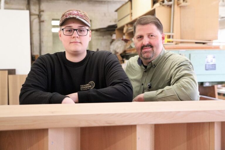 Thomas Zimmermann mit seinem Sohn Tobias in der Werkstatt - Traumberufe Tischler 2023