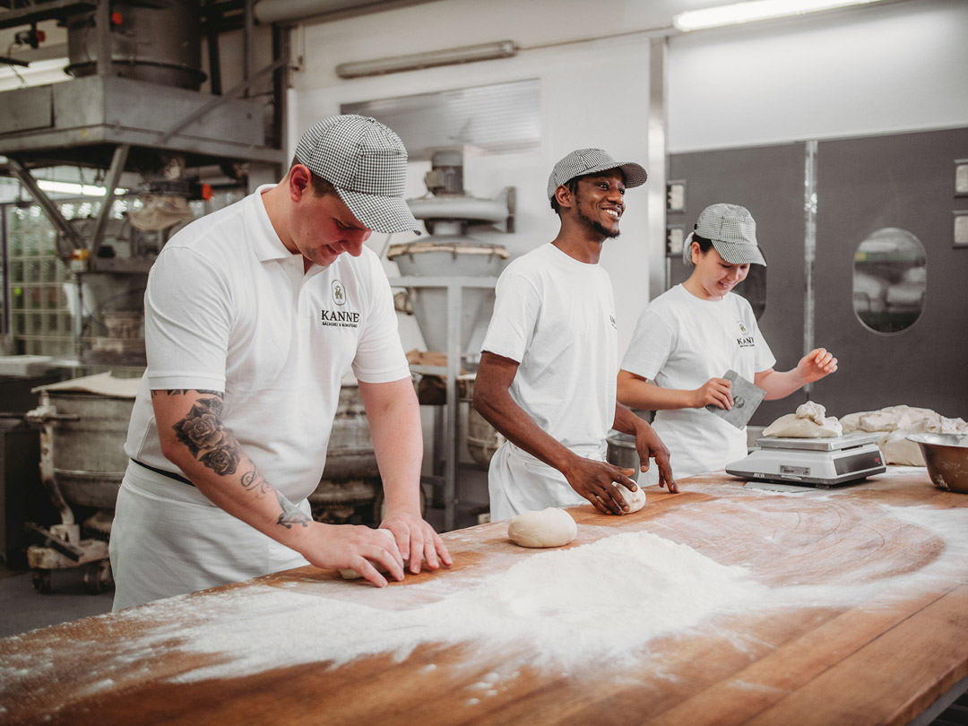 Mitarbeiter der Bäckerei Kanne beim Backen