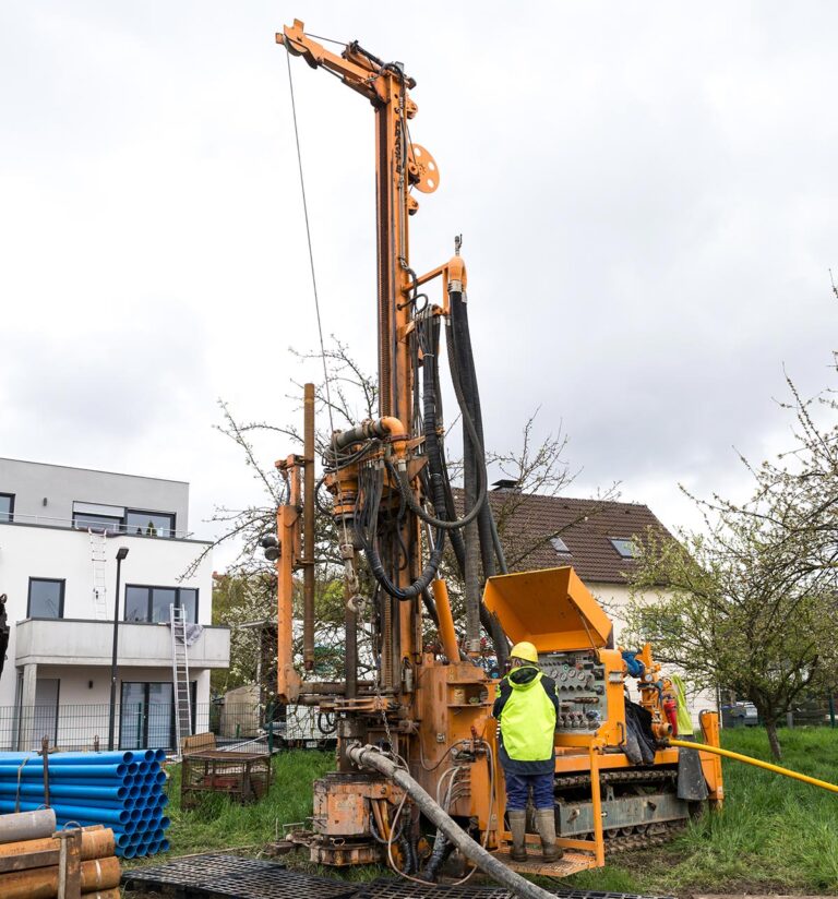 Bei diesem Projekt in Arnsberg-Bruchhausen nimmt das Team der Stuckmann GmbH Bohrungen für einen Brunnen vor. (Foto: Gabi Bender)