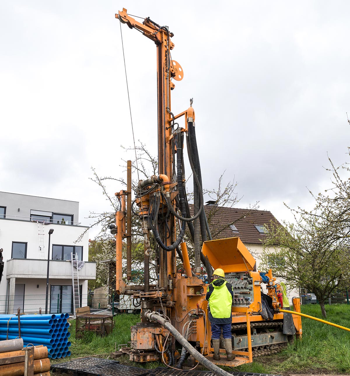Bei diesem Projekt in Arnsberg-Bruchhausen nimmt das Team der Stuckmann GmbH Bohrungen für einen Brunnen vor. (Foto: Gabi Bender)