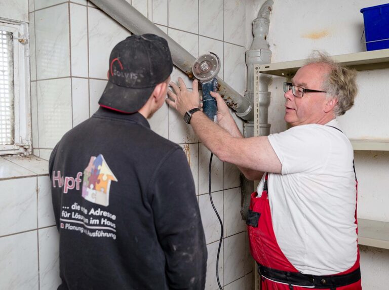 Das Team der Hopf Haustechnik GmbH bereitet das Entfernen der alten Gussrohre vor. (Foto: Gabi Bender)