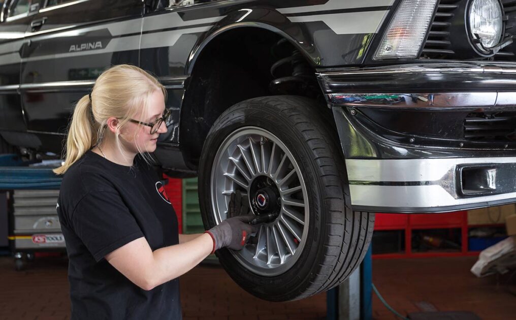 Das Wechseln von Rädern gehört zu den Aufgaben, die bei der angehenden Kfz-Mechatronikerin Nike Rezun regelmäßig anfallen.