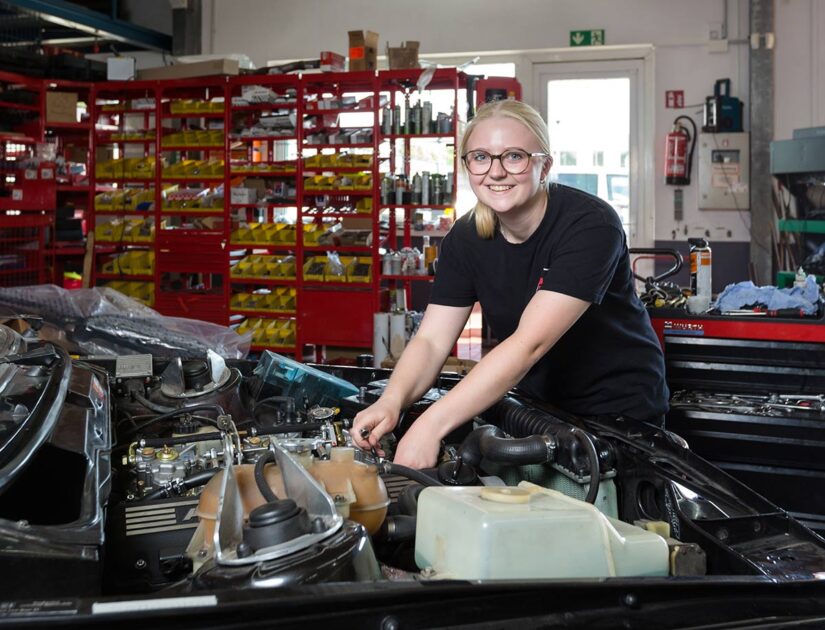 Kfz-Mechatronikerin Nike Rezun schraubt in der Werkstatt