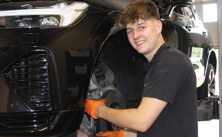 Auszubildender Jan Grunwald (17) überprüft sorgfältig unter Aufsicht Bremsscheiben und Bremsbelege.