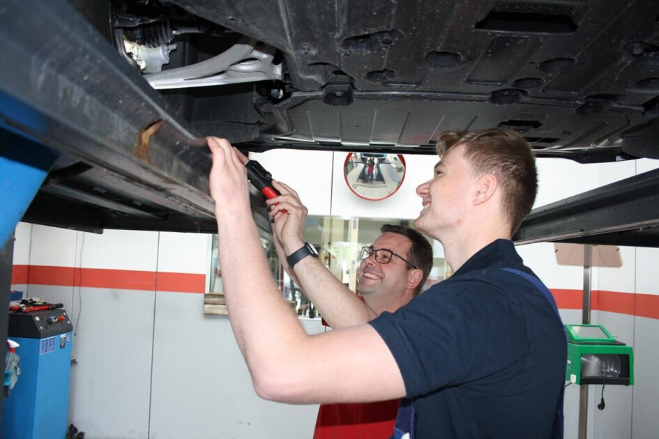 Ein gründlicher Check mit geübten Augen. Dabei ist die Fortschreitung der Innovation in der Kfz-Branche gewaltig. Der Beruf ändert sich ebenso wie die Technik.