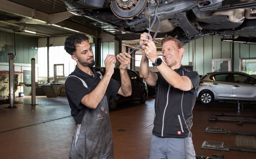 Teamwork ist in den Werkstätten der beiden Autohäuser von Wolfgang und Andreas Stahl (rechts) gefragt.