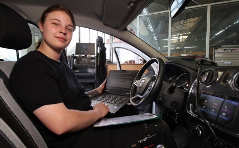 Chantal Götzen liest den Fehler am Computer aus.