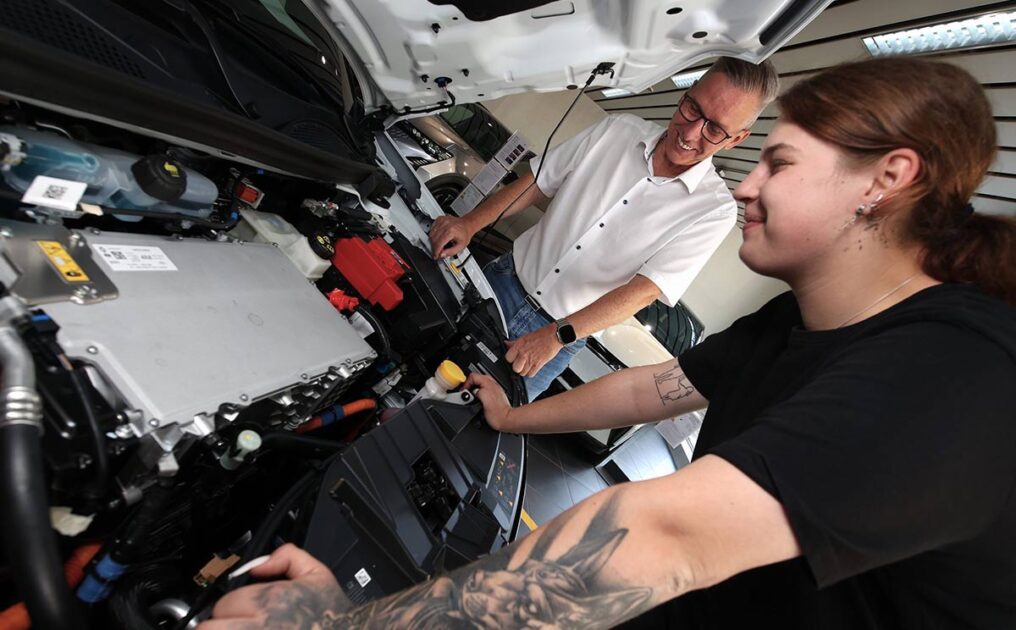 Modernste Technik: Serviceleiter Frank Grotefels schaut mit seiner Auszubildenden Chantal Götzen unter die Motorhaube