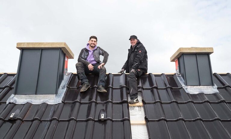 Der Spaß bei der Arbeit kommt bei dem Dachdecker-Betrieb aus Ense nicht zu kurz. (Foto: Gabi Bender)