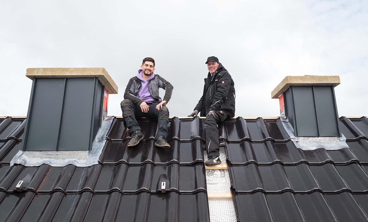 Der Spaß bei der Arbeit kommt bei dem Dachdecker-Betrieb aus Ense nicht zu kurz. (Foto: Gabi Bender)